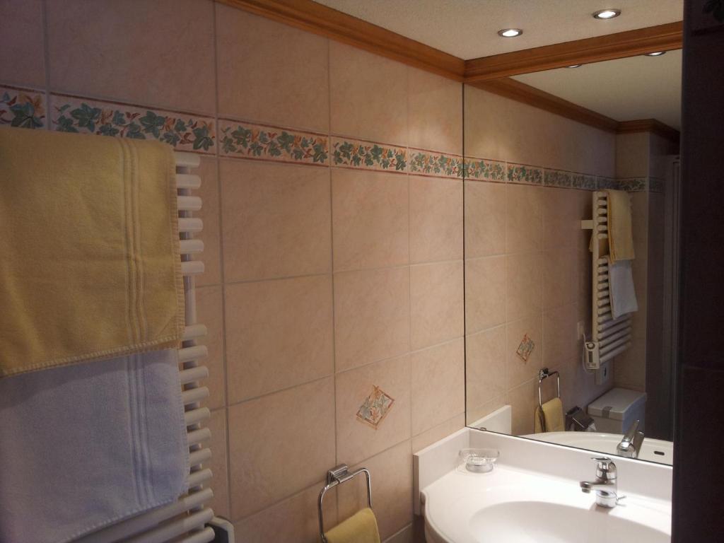 Hotel Dufour Alpin Superior - Adults Only Zermatt Room photo